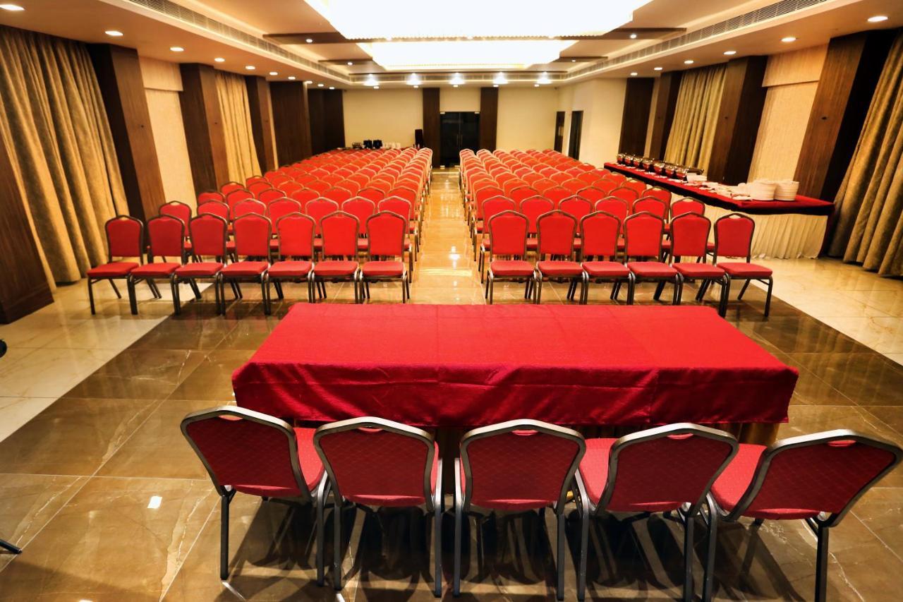 The Park Residency Hotel Ahmedabad Buitenkant foto