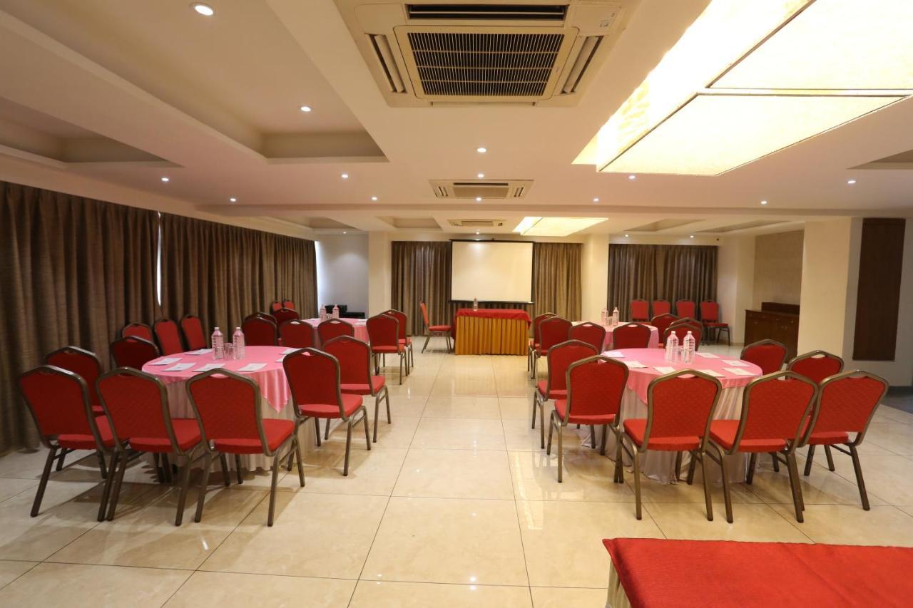 The Park Residency Hotel Ahmedabad Buitenkant foto